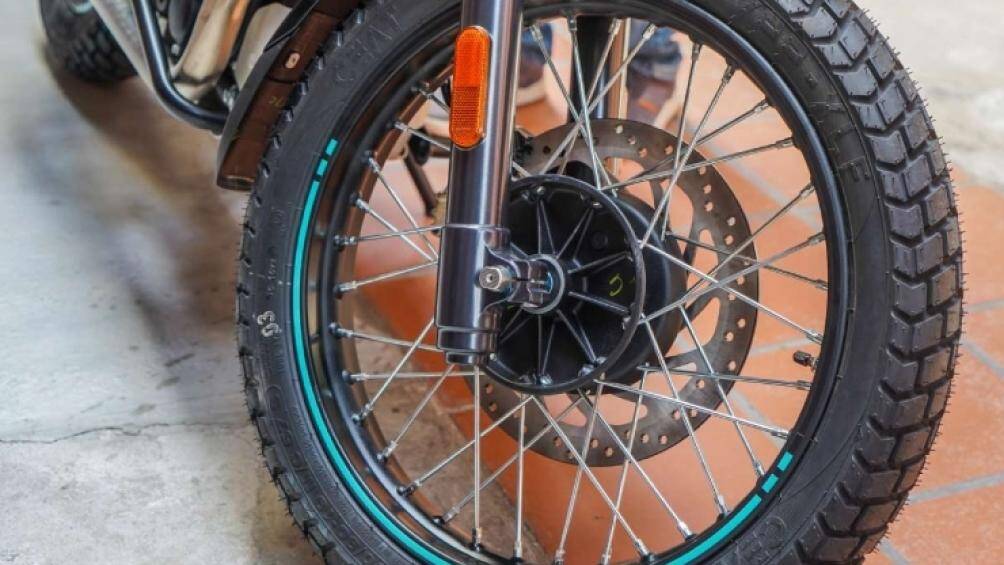 Sức mạnh này của xe được truyền tới bộ vành bánh sau cỡ 17-inch nhờ bộ hộp số 5 cấp và bộ nhông xích, trong khi bộ vành bánh trước cỡ 19-inch