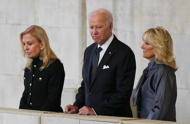 Ngày 19/9, ước tính khoảng 500 thành viên hoàng gia, lãnh đạo thế giới gồm Tổng thống Mỹ Joe Biden, Tổng thống Pháp Emmanuel Macron, Nhật Hoàng Naruhito… đã có mặt tại London để tiễn biệt Nữ hoàng Elizabeth II. 
Trong ảnh, Tổng thống Mỹ Joe Biden cùng phu nhân viếng cố Nữ hoàng Anh.