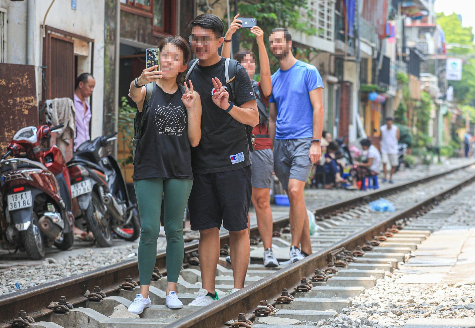 Sáng nay (19/9), ghi nhận của PV Báo Giao thông cho thấy, một số đoạn tại phố đường tàu ở quận Hoàn Kiếm (TP Hà Nội), du khách vẫn vô tư chụp ảnh check in.