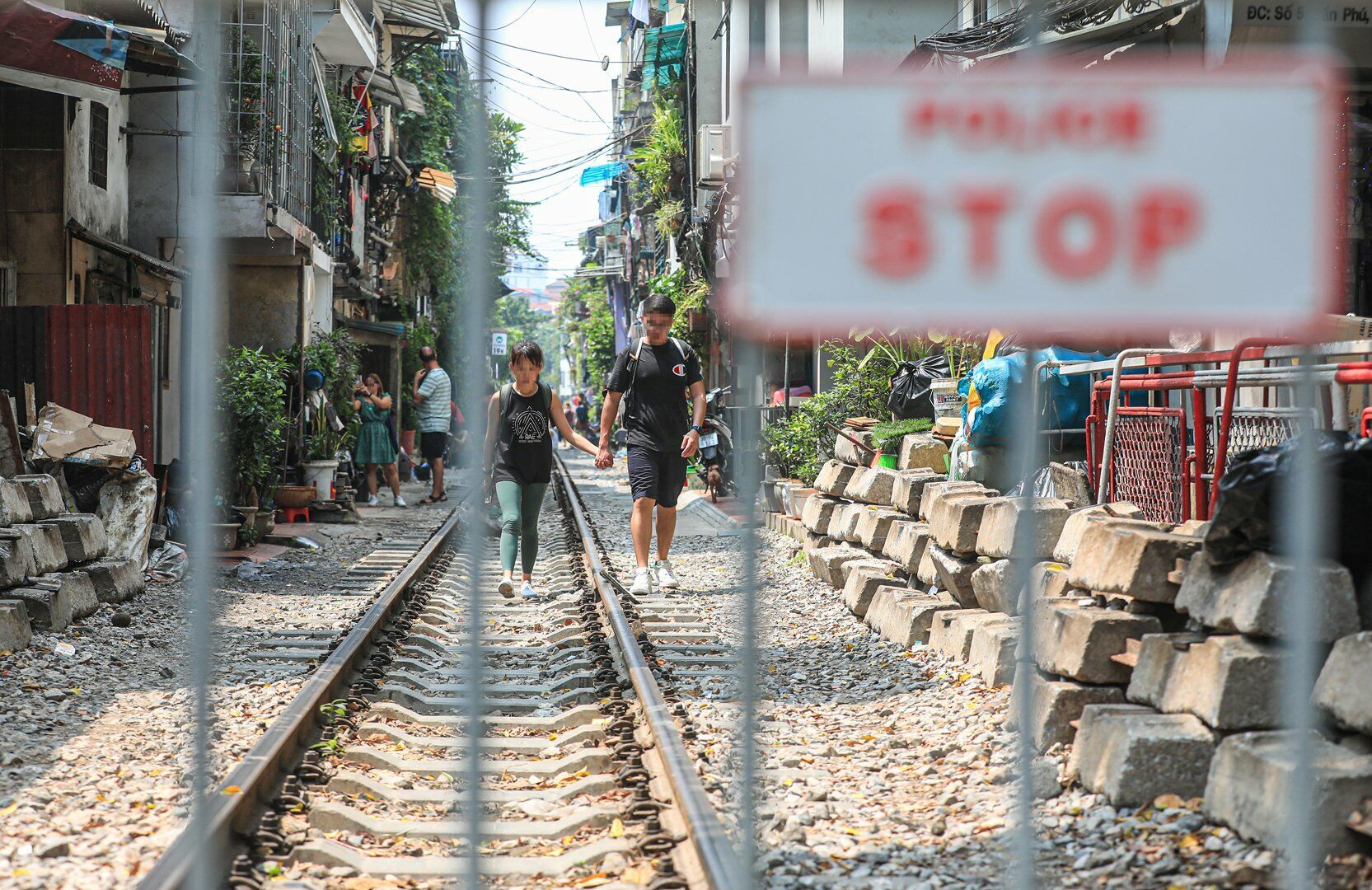 Có mặt tại đây hơn một tiếng, ghi nhận rất nhiều người đến chụp ảnh tại phố đường tàu nhưng PV Báo Giao thông không thấy bóng dáng của lực lượng chức năng yêu cầu du khách đi ra khỏi đường tàu.