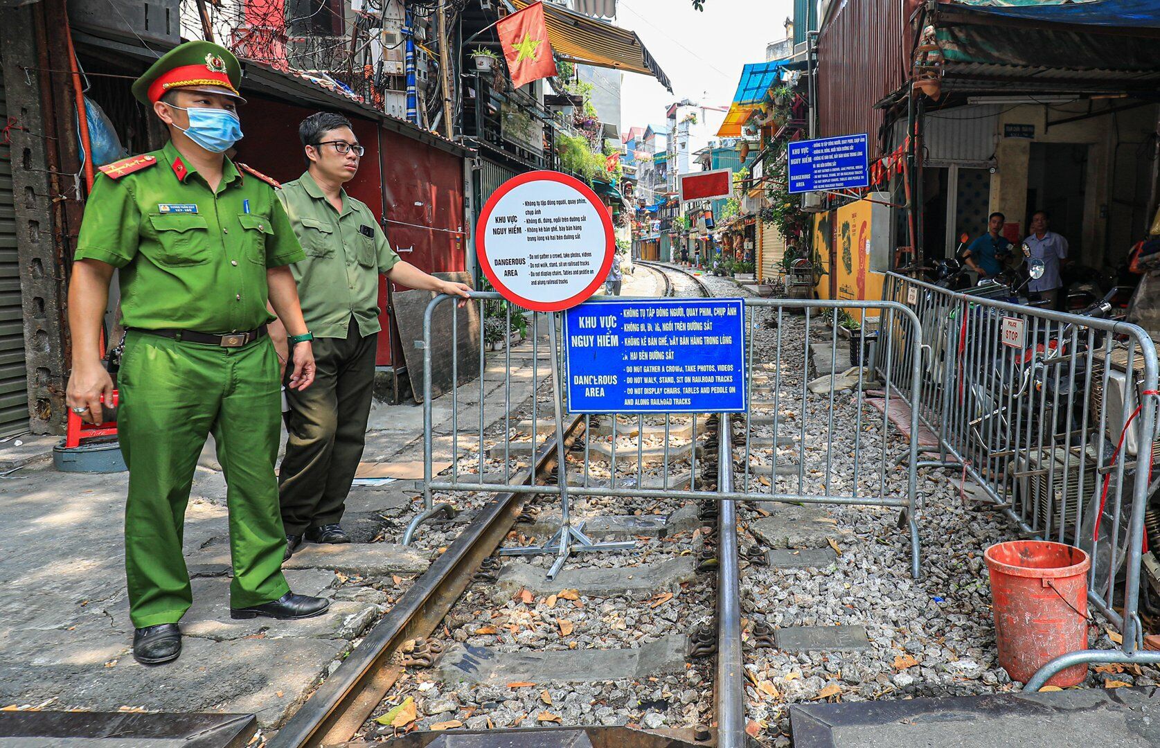 Cách đó không xa, đoạn đường tàu từ phố Trần Phú hướng về phố Điện Biên Phủ có lực lượng công an đứng bảo vệ thì đường tàu không có bóng dáng của du khách chụp ảnh.