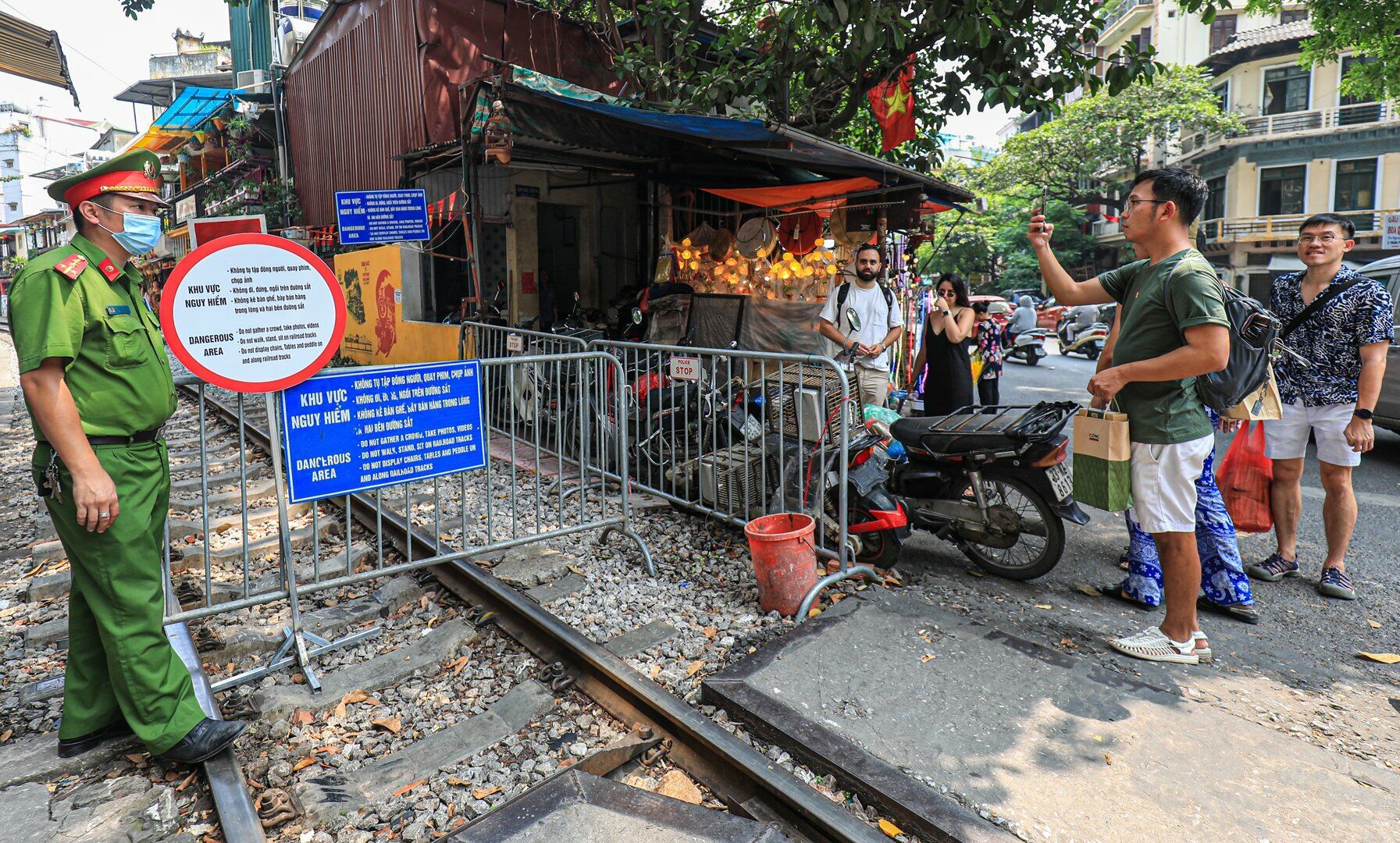 Trước đó, từ ngày 15/9, Công an phường Hàng Bông và phường Cửa Đông (quận Hoàn Kiếm, TP Hà Nội) đã lập hàng rào, ngăn không cho du khách vào phố cà phê đường tàu (đoạn thuộc địa phận quận Hoàn Kiếm).