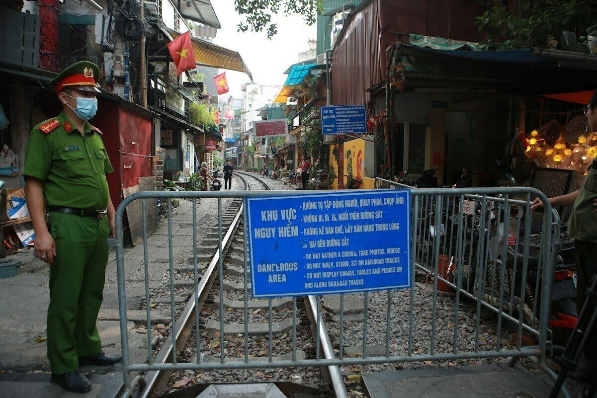 Nhưng chỉ những đoạn đường tàu có lực lượng chức năng chốt trực, thì du khách mới nghiêm chỉnh chấp hành, không vi phạm hành lang an toàn đường sắt như thế này.