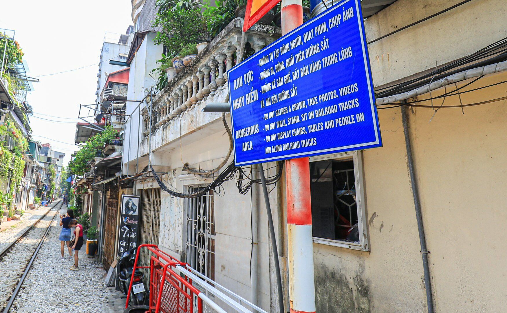 Trong khi đó, sáng 19/9, các hàng quán cà phê ở đây đều nghiêm chỉnh chấp hành việc dừng kinh doanh. Các du khách vào chỉ chụp ảnh không còn ngồi ăn uống ở ven đường sắt.