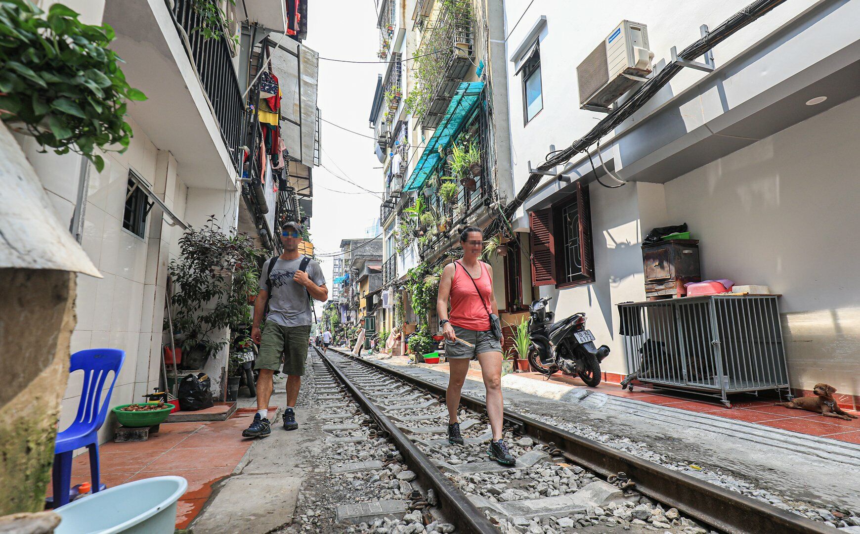 Khoảng 12h ngày 18/9, tại khu vực đường ngang phố Trần Phú - Lý Nam Đế nằm giáp ranh giữa địa bàn phường Cửa Đông, quận Hoàn Kiếm và phường Điện Biên, quận Ba Đình, khi có tàu chuẩn bị chạy qua, nhân viên gác chắn tàu đã kéo chắn đường và còi báo động, nhưng một du khách vẫn lách qua khu vực chắn tàu vào chụp ảnh trong phố cà phê đường tàu. Do bất cẩn, du khách này đã va chạm với đoàn tàu chạy qua, bị văng vào tường. Rất may, du khách may mắn không bị thương nặng, đã tự đứng dậy và rời khỏi hiện trường.