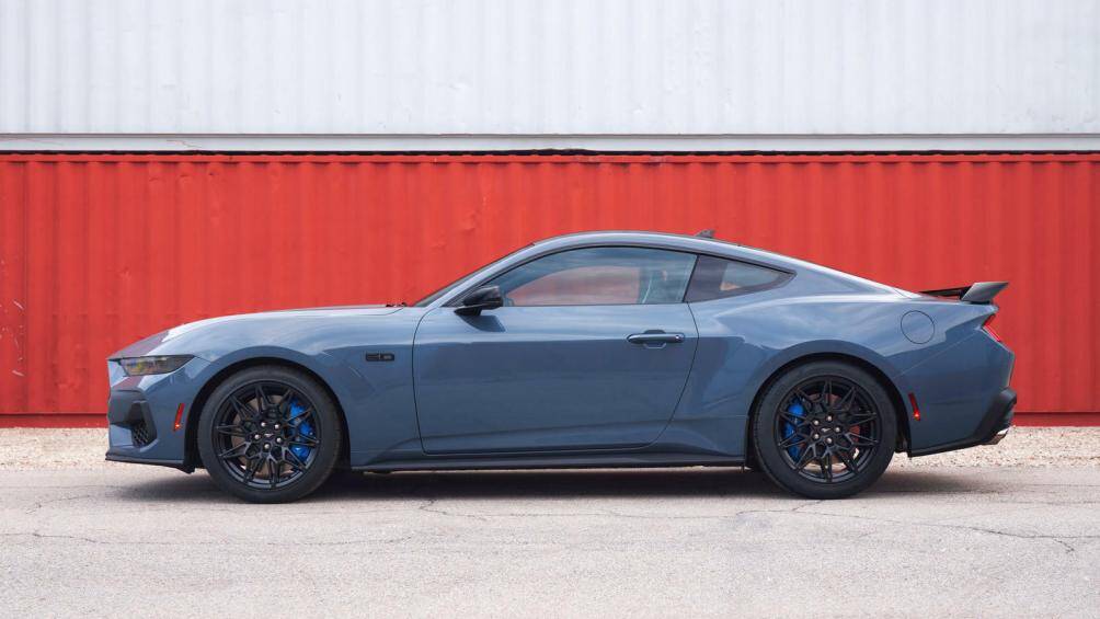 Thiết kế của Ford Mustang 2024 là sự kết hợp giữa cảm hứng từ những thế hệ cũ 1964 - 1970 và các đường nét cách tân sắc sảo