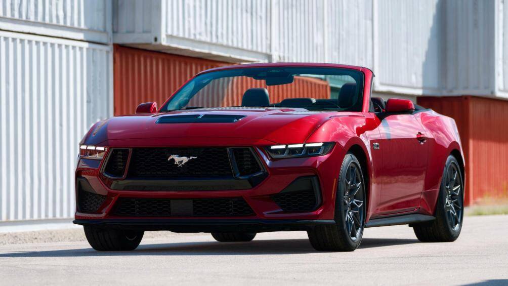 Phía sau là phần cản có thiết kế cầu kỳ hơn, cùng với 2 ống xả hình tròn được lắp đặt đối xứng ở hai bên