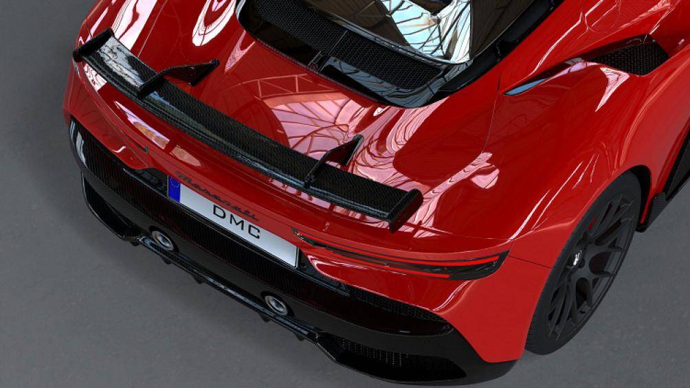 Sau xe còn có cánh gió cố định cỡ lớn bằng carbon giúp tăng lực ép cho xe khi vận hành ở tốc độ cao