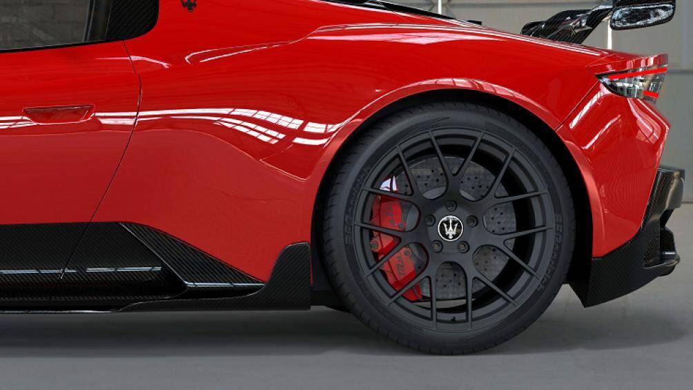 Thay cho bộ mâm xe nguyên bản là bộ mâm nhôm mới có kích thước 20 inch ở phía trước và 21 inch ở phía sau