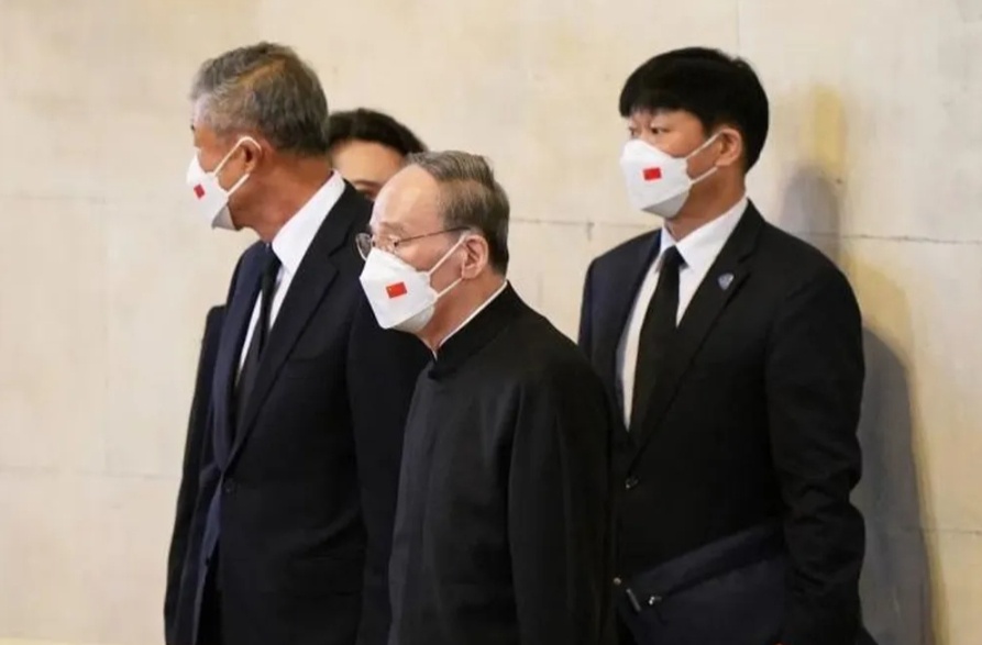 Các cháu của cố Nữ hoàng là Hoàng tử George và Công chúa Charlotte, con của Thái tử William cũng sẽ tham dự tang lễ. 
Trong ảnh, Phó Chủ tịch Trung Quốc Vương Kỳ Sơn viếng cố Nữ hoàng Elizabeth II.