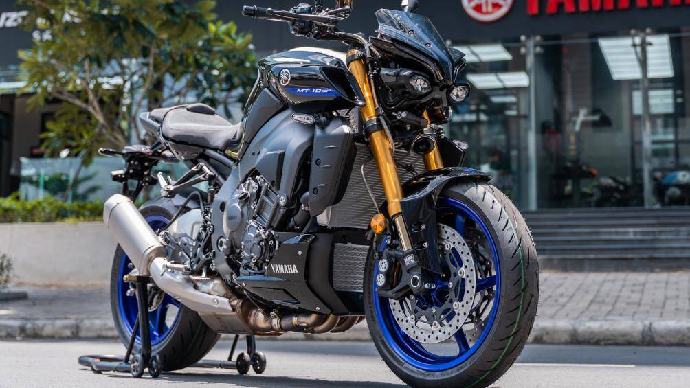 Revzone Yamaha Motor vừa ra mắt bộ đôi MT-10 và MT-10 SP 2022 tại Việt Nam với giá bán tương ứng 499 triệu đồng và 569 triệu đồng