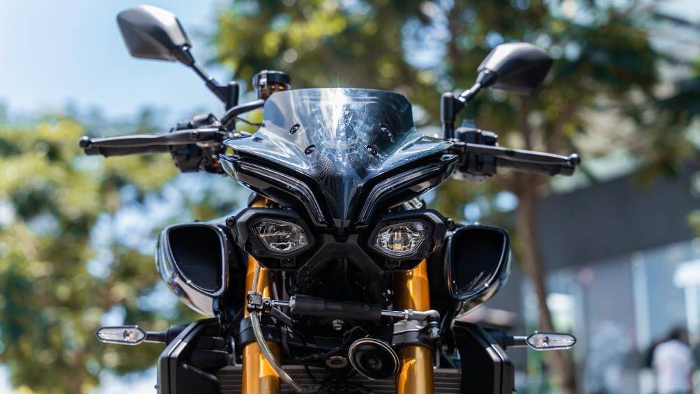 Những thay đổi dễ nhận thấy trên Yamaha MT-10 2022 nằm ở phần đầu đèn được làm tối giản và ngầu hơn đời cũ