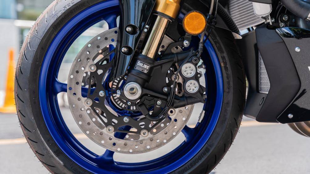 Ngoài ra, MT-10 2022 còn trang bị đĩa phanh đôi 320mm đi kèm cùm thắng Brembo trước và kẹp phanh Nissin sau