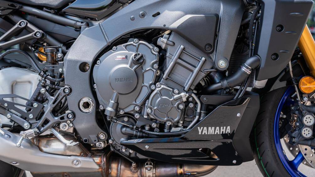 Xe được nhập khẩu nguyên chiếc từ Nhật Bản. MT-10 2022 vẫn sử dụng khối động cơ mạnh mẽ Crossplane 4 xi lanh với dung tích 998cc DOHC