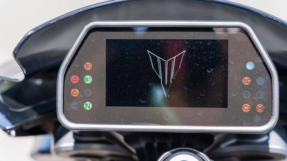 MT-10 SP 2022 còn được trang bị thêm ốp lườn và chống đổ cũng như gắp sau hoàn thiện nhôm xước... (Ảnh: Quốc Minh)