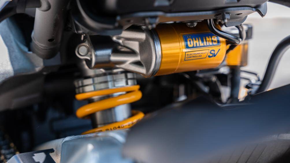 MT-10 2022 chỉ được trang bị phuộc KYB trước sau, trong khi MT-10 SP 2022 sử dụng phuộc Ohlins điều khiển điện tử