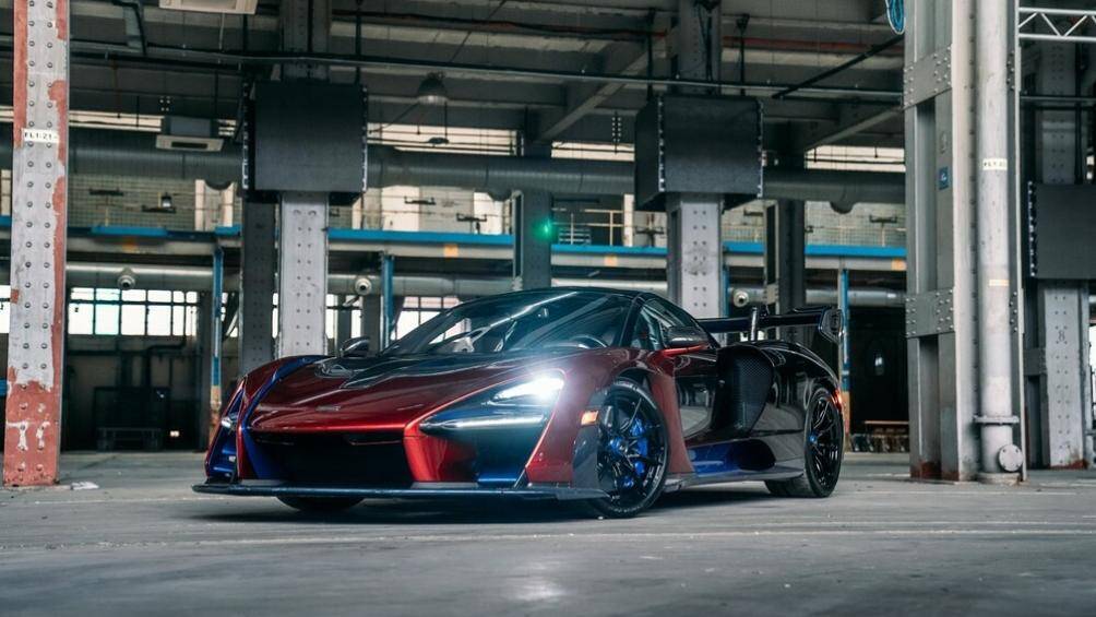 Đây là siêu xe có số lượng cực kỳ giới hạn. Siêu xe của bà Amanda là 1 trong đúng 15 chiếc McLaren Sabre được sản xuất dành cho thị trường Mỹ