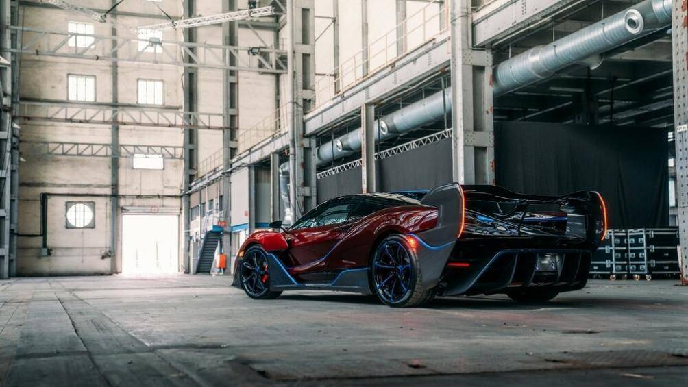 Được biết, nữ doanh nhân này đã chuyển những chiếc siêu xe McLaren của mình từ Mỹ về Singapore