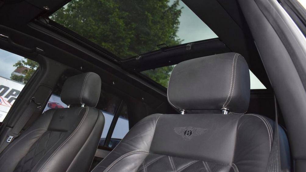 Bentley Arnage được trang bị động cơ xăng V8 tăng áp kép dung tích 6.75 lít tạo ra công suất 450 mã lực, mô-men xoắn 875 Nm