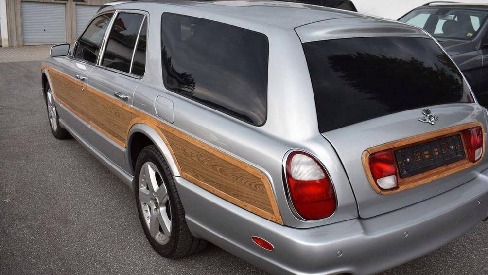 Chiếc xe có màu bạc ở thân xe nhưng Genaddi Desing đã trang trí bằng các tấm ốp gỗ lớn ở bên hông, tăng tính cổ điển