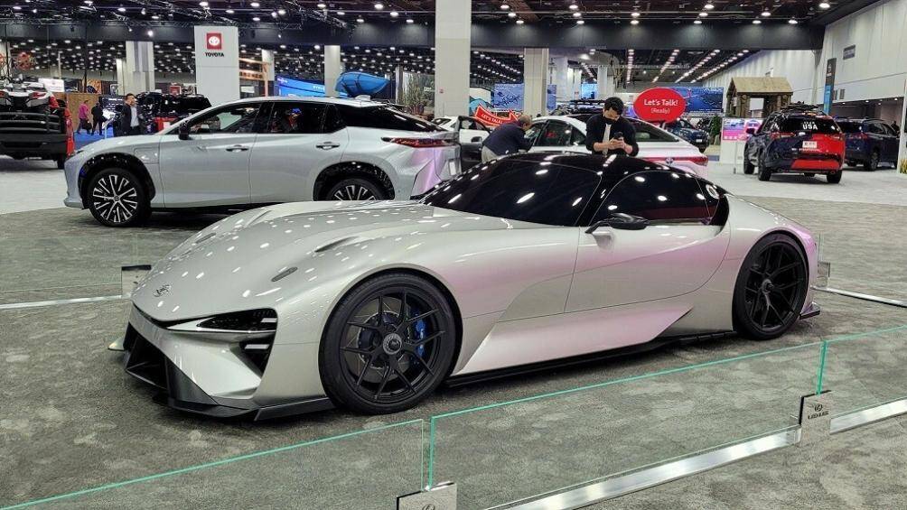 Điểm nhấn ở khu vực này là cụm đèn hậu có thiết kế thú vị và gợi liên tưởng đến Audi E-Tron GT