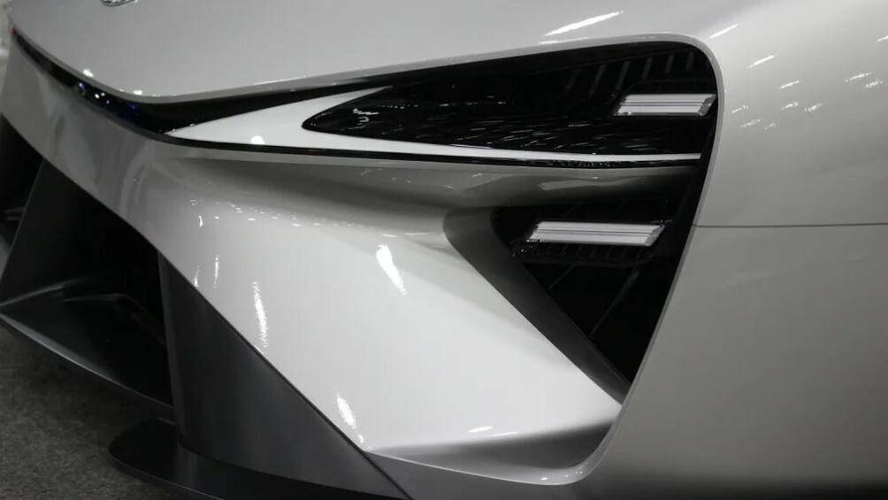 Đèn pha được chia thành 2 tầng bằng dải đèn LED định vị ban ngày hình chữ "L" đặc trưng, hốc gió trung tâm cỡ lớn được chia làm đôi