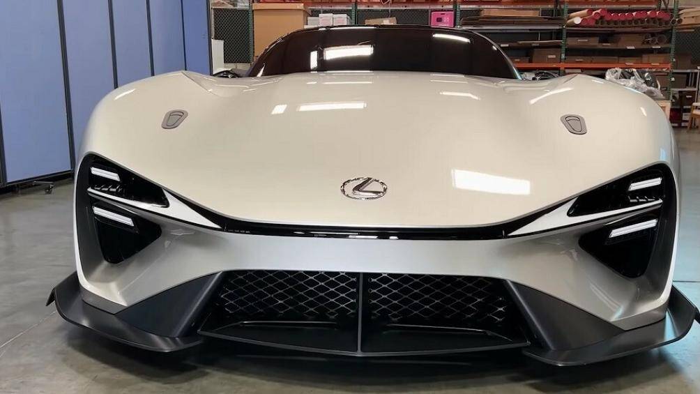 Bên ngoài, Lexus Electrified Sport Concept trông khá nhỏ gọn với gầm cực thấp. Mẫu xe concept này sở hữu nắp ca-pô thuôn dài và đi kèm 2 hốc gió