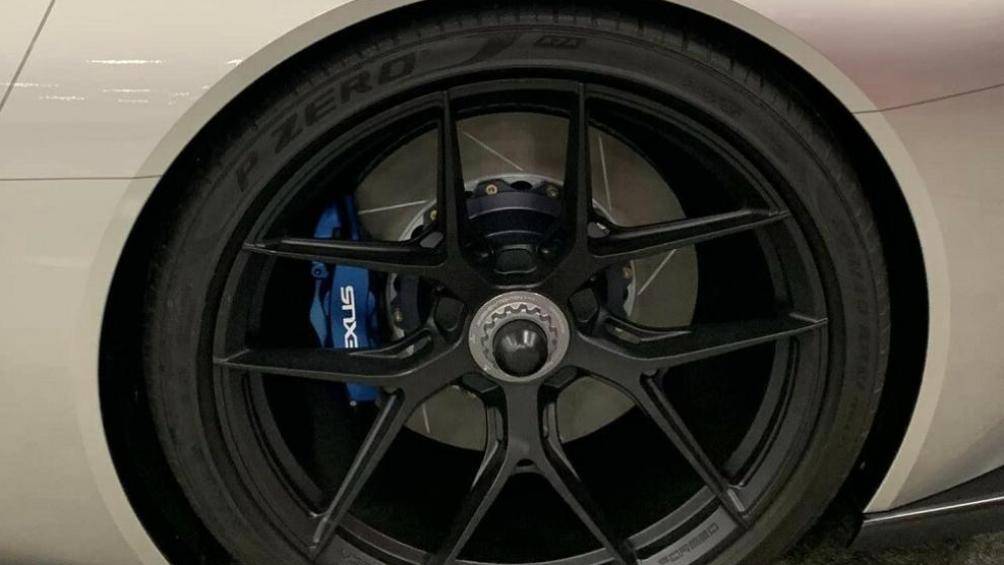 Đằng sau bộ vành la-zăng với thiết kế đa chấu là cùm phanh màu xanh dương nổi bật