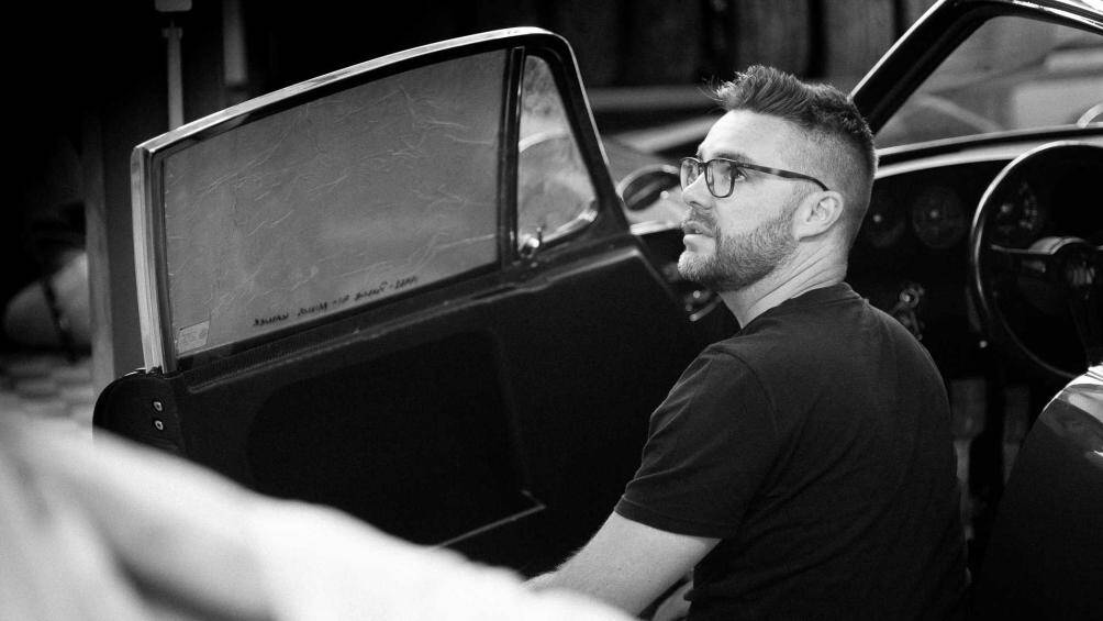 Ngoài ra xe còn có hệ thống gia cố khung gầm và cửa sổ Lexan. Trọng lượng của xe giảm xuống chỉ còn khoảng 750 kg