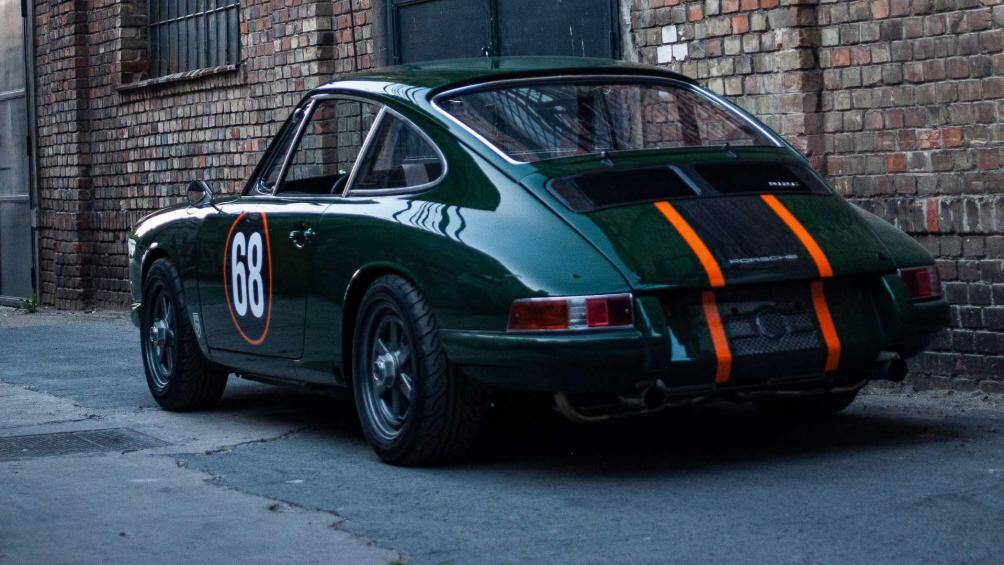 Mẫu xe được trang bị khối động cơ 4 xi-lanh làm mát bằng không khí được thừa hưởng từ những chiếc 356 cũ