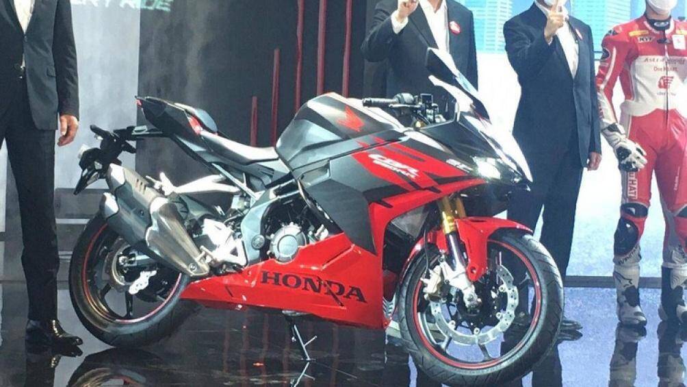 Mẫu xe mới không thay đổi quá nhiều về mặt thiết kế, các bộ phận như đèn pha, thân xe và ống xả vẫn giữ nguyên