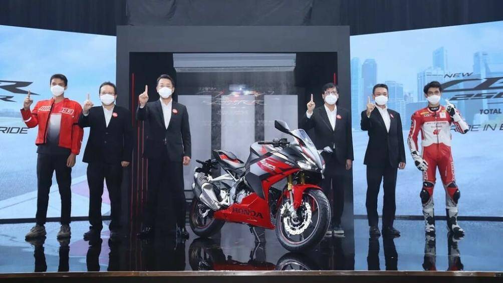 Mới đây, hãng xe Honda tung ra phiên bản mới của dòng xe mô tô tầm trung CBR250RR 2023 ở thị trường Indonesia