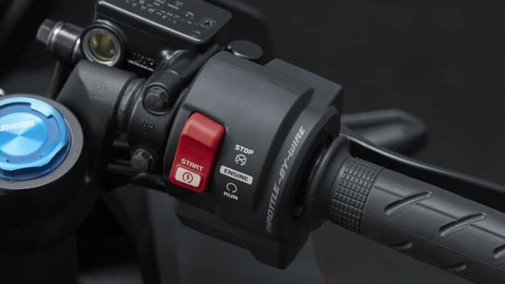 Honda CBR250RR 2023 trang bị nhiều tính năng tân tiến như giảm xóc trước hành trình ngược SFF-Big Piston, đèn LED, màn hình LCD