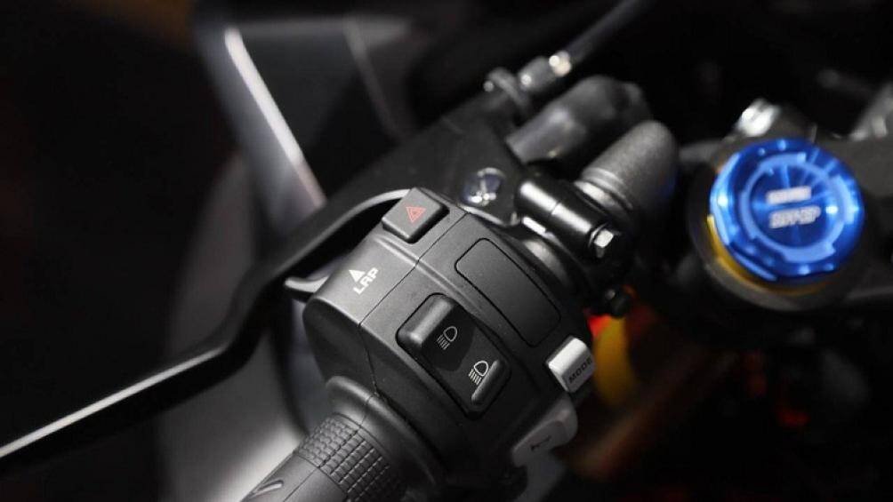 Một trong những thay đổi lớn nhất của Honda CBR250RR 2023 là động cơ trên 2 phiên bản SP và SP Quick Shifter