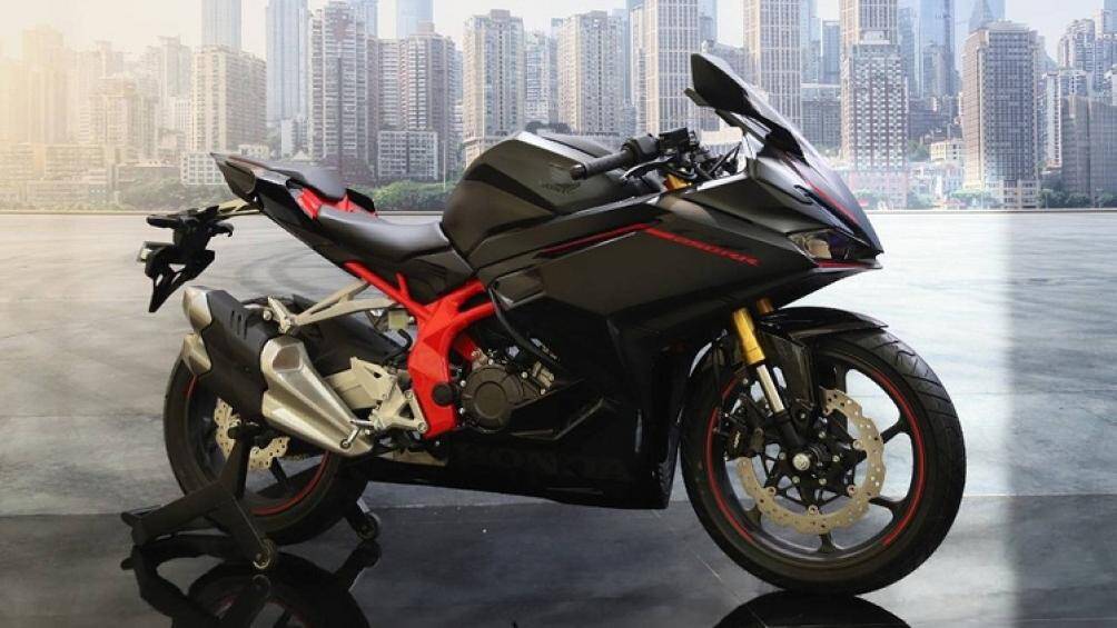 Cặp phuộc trước USD của xe đã được nâng cấp lên dòng SFF-BP cao cấp nhất, tượng tự một số mẫu xe mới của Honda hiện nay