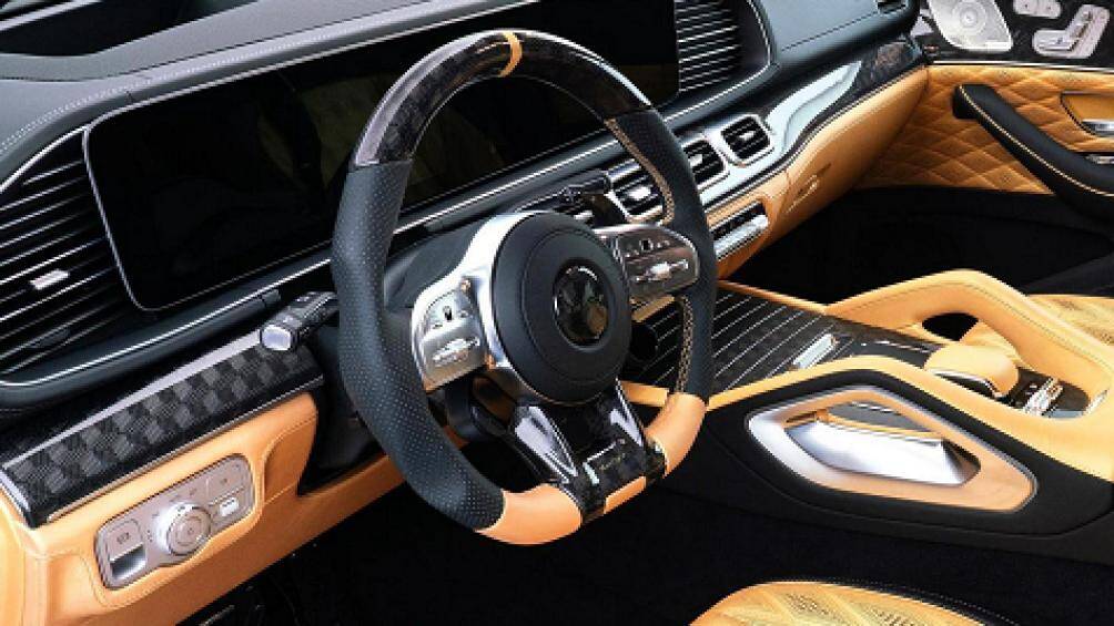 Nội thất của chiếc xe cũng được tùy biến cá nhân với nhiều màu sắc và chất liệu cao cấp như da Nappa, ốp gỗ hoặc sợi carbon