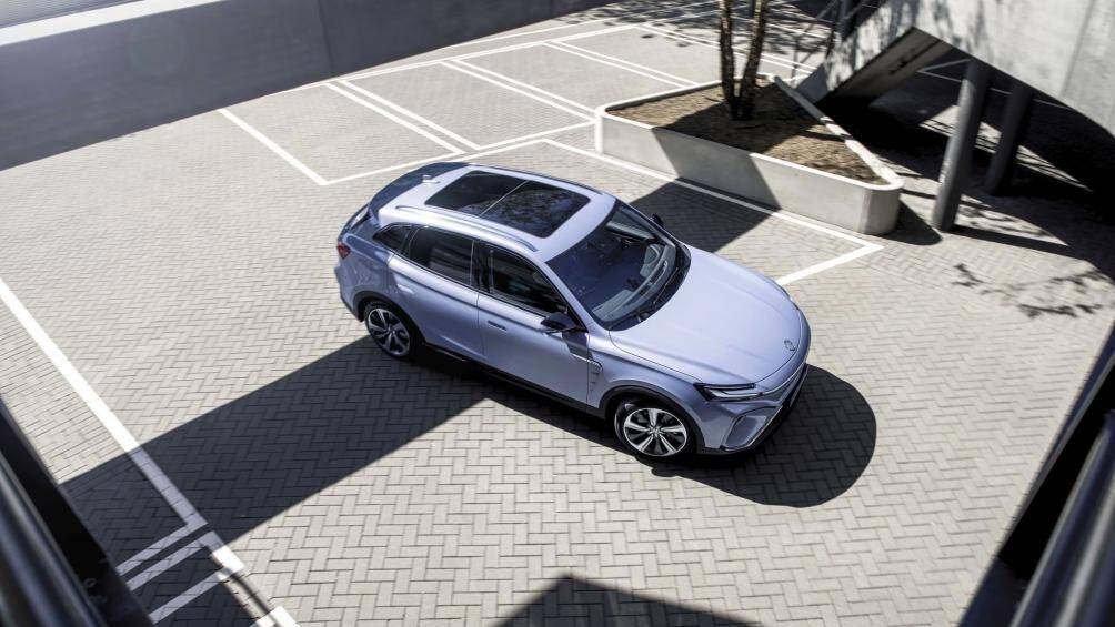 Trong khi phiên bản Comfort và Luxury có thiết lập hai mô-tơ điện đều được lắp đặt ở trục sau