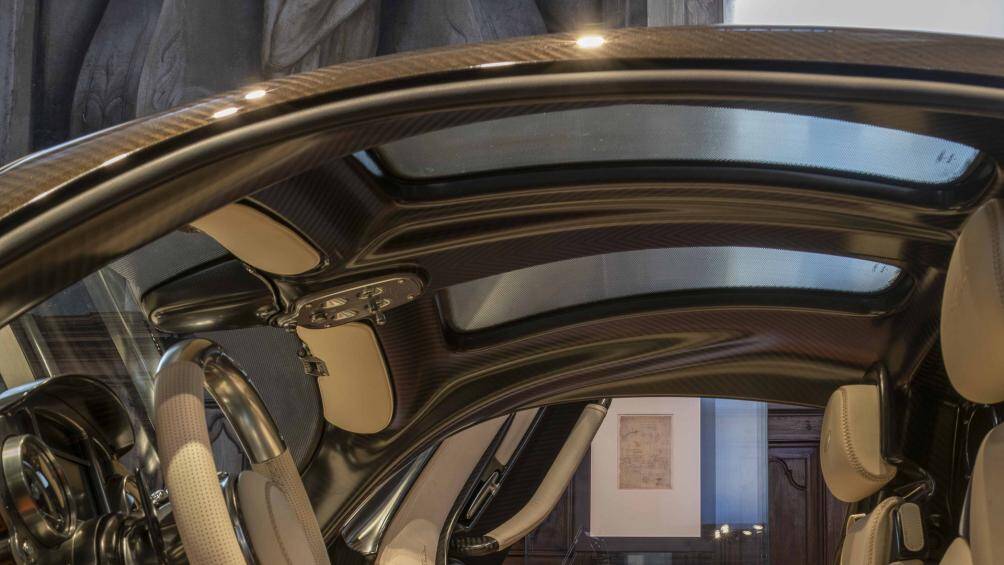 Hiện chưa rõ chiếc siêu xe triệu đô Pagani Utopia với ngoại thất sợi carbon trần có phải là xe mang số thứ tự 01/99 hay không