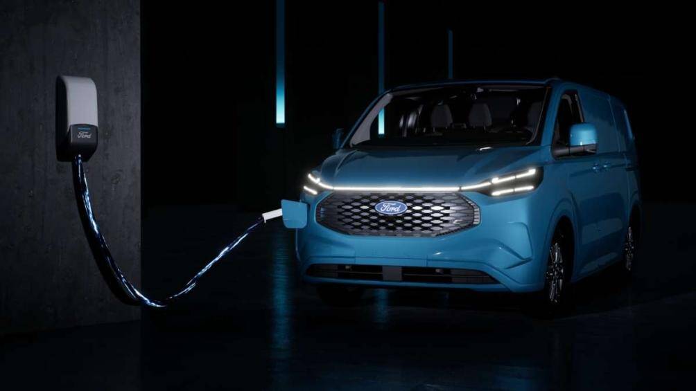 Hai bên là cụm đèn pha LED được nối liền với nhau bằng một thanh chiếu sáng