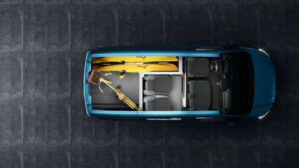 Chiếc van e-Transit này được cung cấp bộ sạc AC có công suất lên tới 11 kW, và bộ sạc nhanh DC CCS2 với công suất cực đại lên tới 125 kW