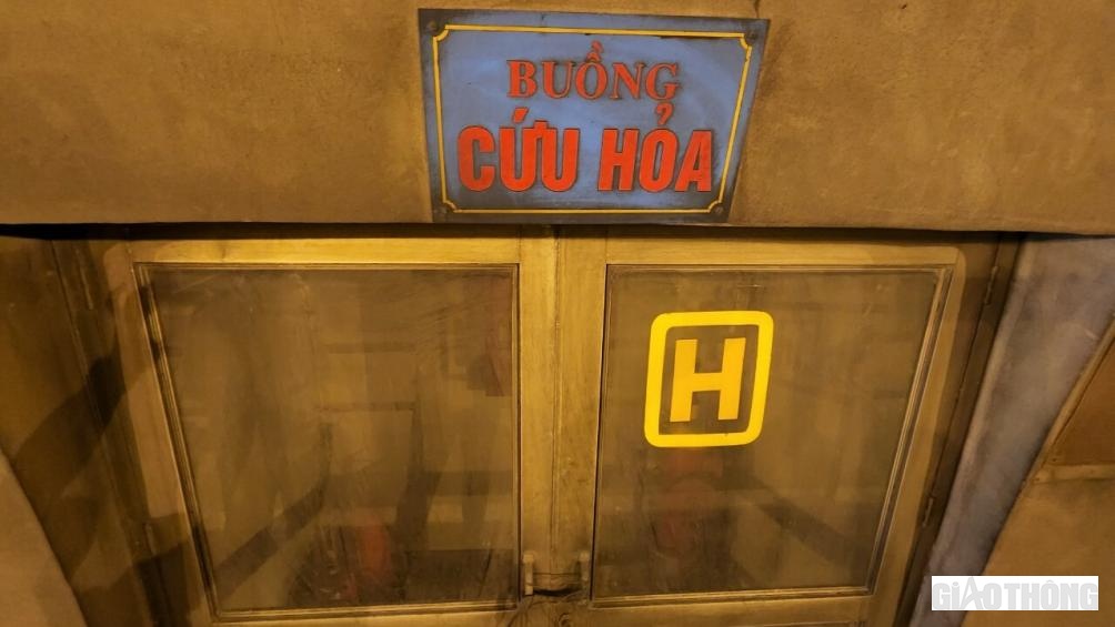 Bụi phủ dày đặc trên cửa buồng dụng cụ cứu hỏa.