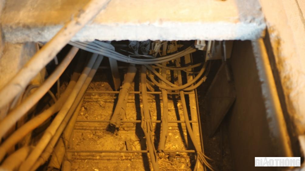 Lối đi bộ trong hầm được được đơn vị quản lý cạy lên để bảo dưỡng thiết bị điện nhưng chưa được đóng lại.
