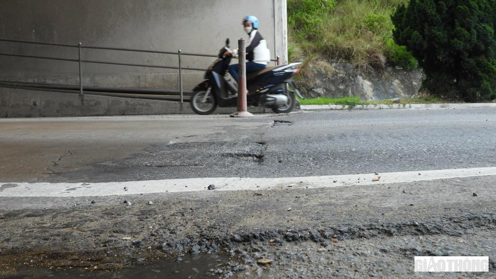 Lối dẫn vào hầm phía Nam (Quảng Bình) hư hỏng, xuống cấp.