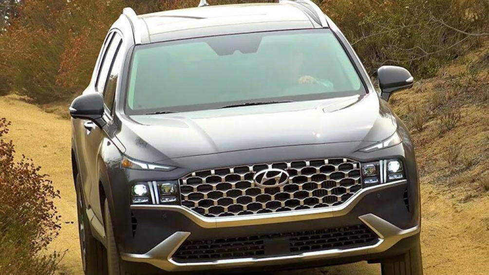 Trong khi đó, phiên bản Hybrid của xe dùng hệ truyền động gồm máy xăng 4 xi-lanh tăng áp, dung tích 1.6L