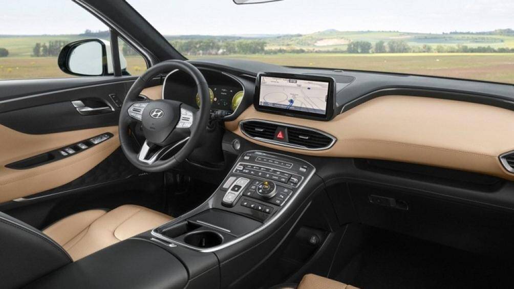 Mẫu xe này được tăng cường độ an toàn với những tính năng mới như phanh tự động sau va chạm, túi khí ở giữa hàng ghế trước...