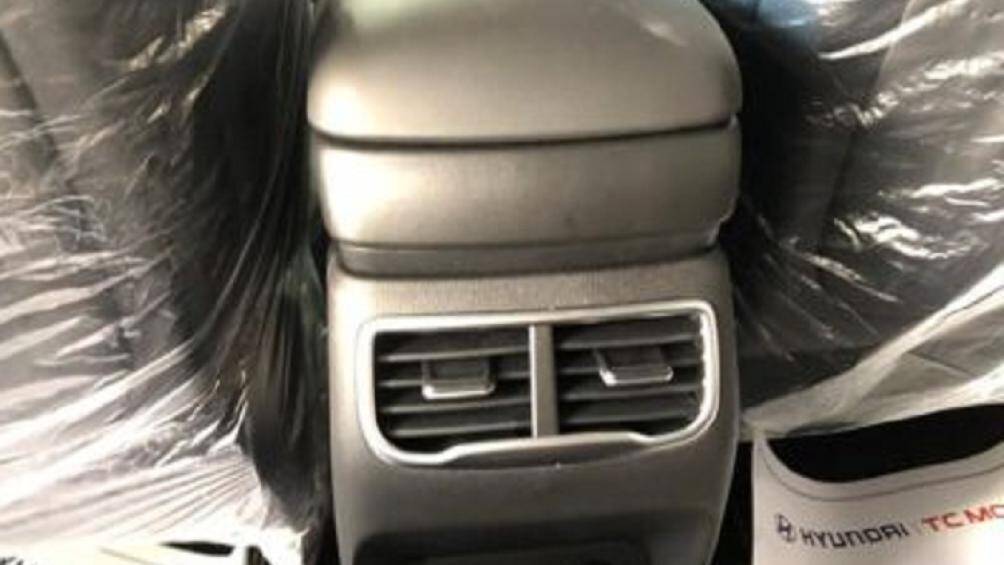 Thứ hai là động cơ diesel SmartStream 4 xi-lanh, dung tích 2.2L, tạo ra công suất tối đa 202 mã lực và mô-men xoắn cực đại 441 Nm