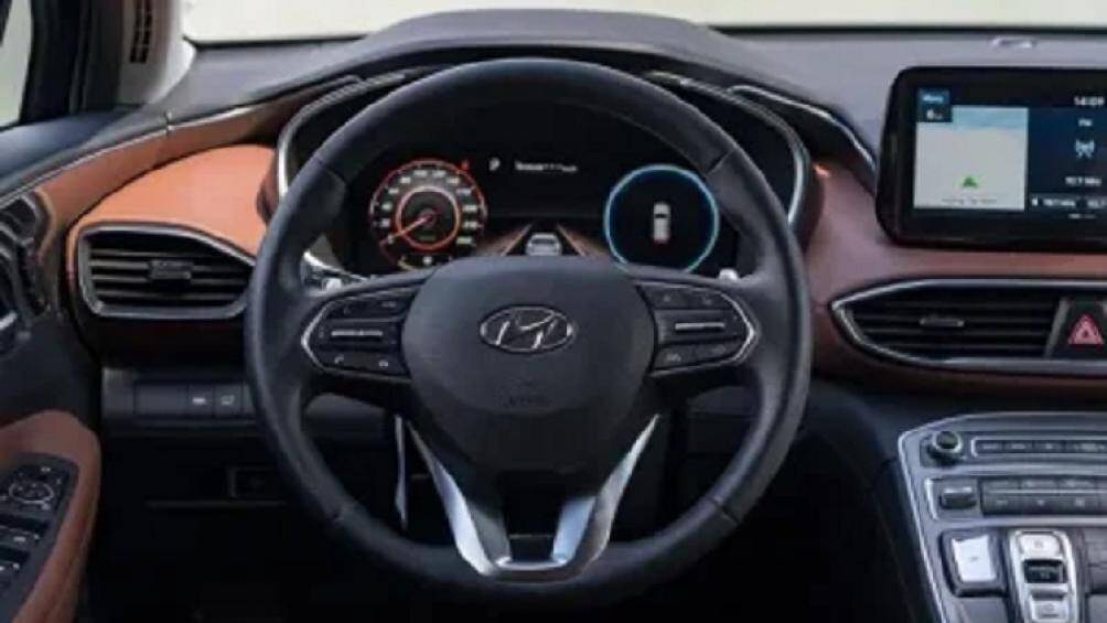 Kết hợp cùng mô-tơ điện mạnh 59 mã lực và cụm pin lithium-ion 1,49 kWh cho công suất tối đa 227 mã lực và mô-men xoắn cực đại 350 Nm