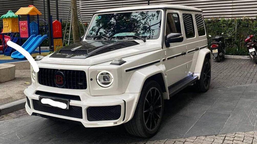 Lưới tản nhiệt gồm các nan ngang trên Mercedes-Benz G350d nay được thay thế bằng các nan dọc sơn đen như Mercedes-AMG G63