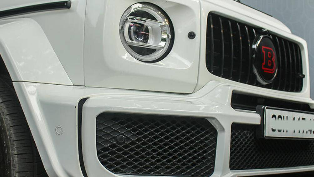 Về ngoại hình, phần đầu xe với cản trước nằm trong gói độ của Brabus gồm ba hốc gió lớn, phía bên trên vị trí gắn biển số