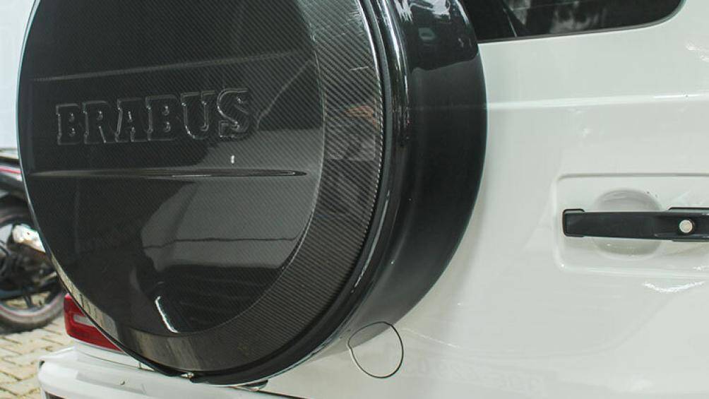 Bộ mâm 5 chấu kép kích thước 18 inch ban đầu của xe đã được thay mới bằng bộ mâm đa chấu hai tông màu kích thước 22 inch của Brabus